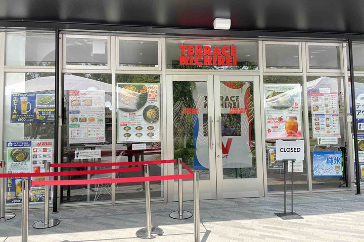「テラスニチレイ」の外観。ガラス張りで開放的、立ち寄りやすい雰囲気です。