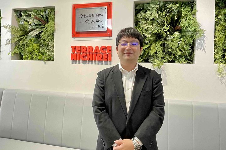 「テラスニチレイ」店長・原山高輝さん。冷凍食品にかける想いは熱い！