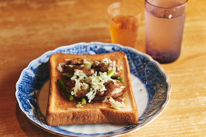 スモーキーな香りがたまらない“牡蠣オイル漬けとにんにくの芽のトースト”
