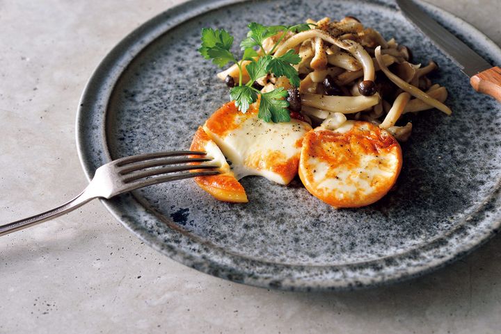 燻製香が食欲をそそる“スカモルツァ・アフミカータのステーキきのこソテー添え”