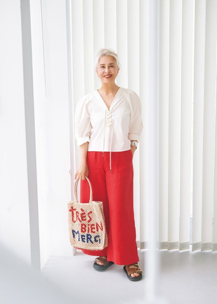 ブラウス¥12,000、パンツ¥18,000／ともにバナナ・リパブリック、バッグ¥15,400／ザ・ジャクソンズ、サンダル¥46,200／アロハス（ともにアッシュ・ペー・フランス）、バングル¥17,600／レキップ