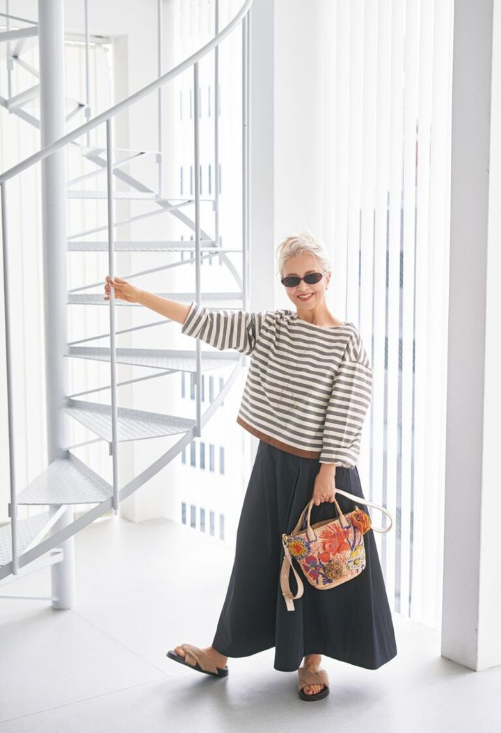 ブラウス¥24,200、スカート¥24,200／ともにル シェル ド ハリス（金万）、バッグ¥150,700／ジャマン・ピュエッシュ、ネックレス¥34,100／シーミー（ともにアッシュ・ペー・フランス）、サングラス¥4,290／オーバーライド（OVERRIDE 神宮前）、サンダル¥30,000／バナナ・リパブリック