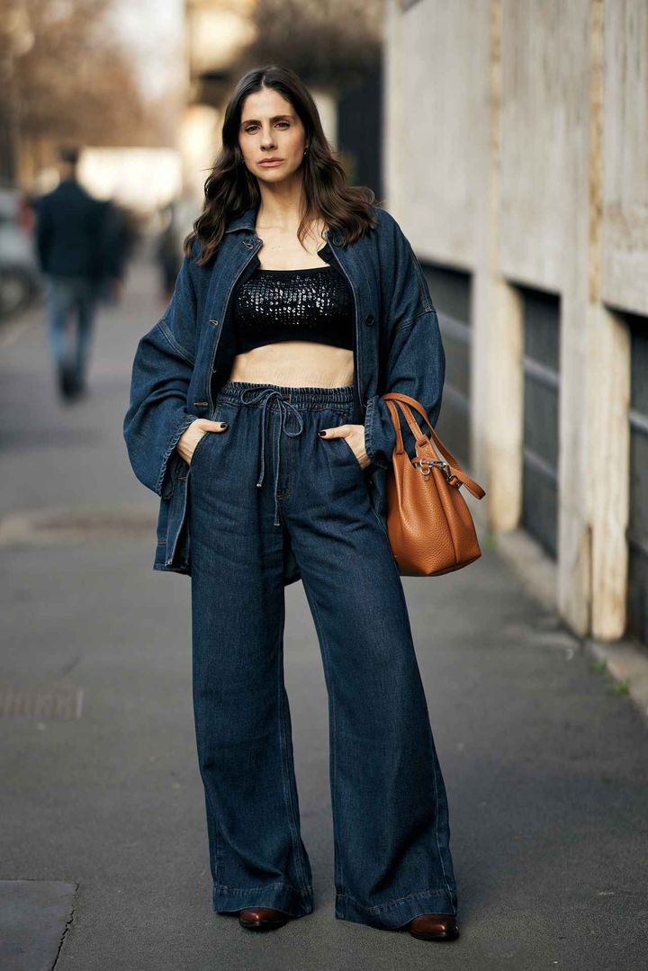 画像: イージーデニムのセットアップは肌見せで即、垢抜け