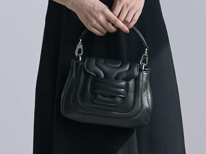 画像: 「アルファ パッド ハンドバッグ」[縦14×横22×マチ7cm]￥178,200 出典：パリゴ