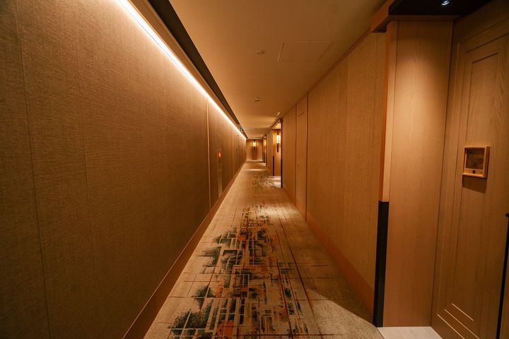 木の質感と直線的なデザインが美しい客室フロアの廊下