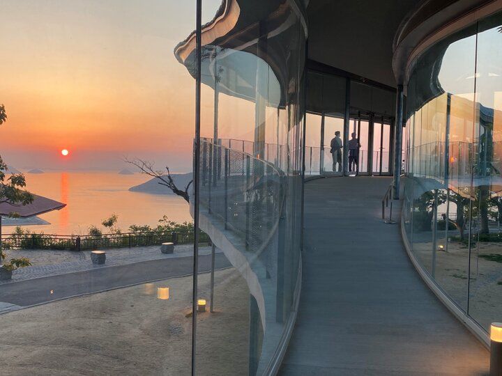 アートな交流スポット「やしまーる」で、パノラマに広がる香川県・屋島の景色と瀬戸内海を見渡す