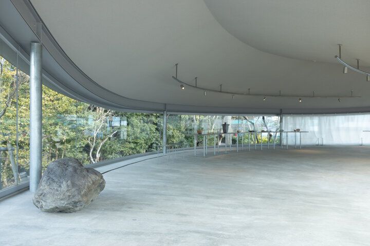 アートな交流スポット「やしまーる」で、パノラマに広がる香川県・屋島の景色と瀬戸内海を見渡す