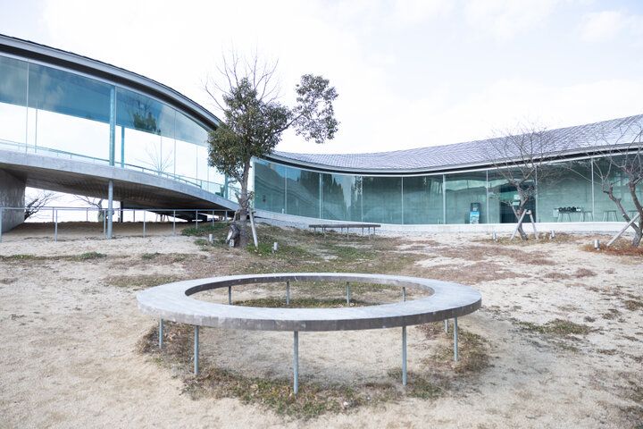 アートな交流スポット「やしまーる」で、パノラマに広がる香川県・屋島の景色と瀬戸内海を見渡す