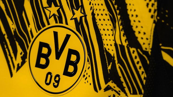 ドイツ強豪が“超ダイナミック”なユニフォームを発表！胸に「懐かしの携帯電話会社」ロゴ登場