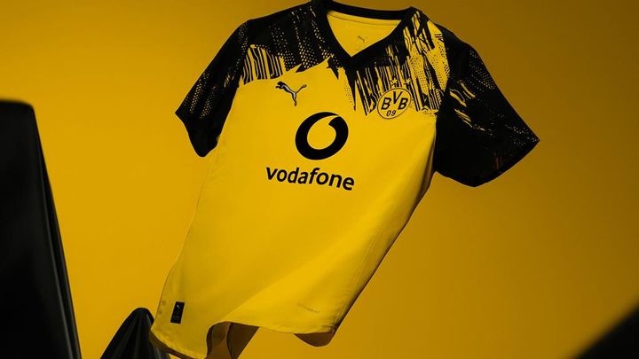 ドイツ強豪が“超ダイナミック”なユニフォームを発表！胸に「懐かしの携帯電話会社」ロゴ登場