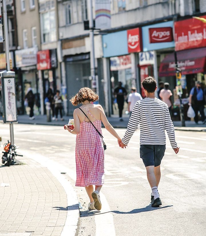 夏らしい大胆な柄orカラーのアイテムが人気！【ロンドンガールの一週間コーデ】