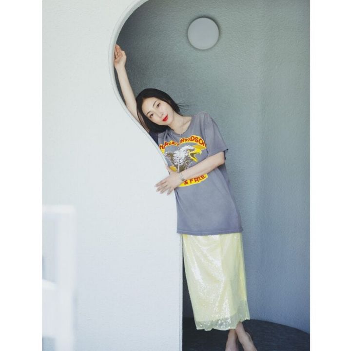 ヴィンテージ風のTシャツは、輝きを足して大人っぽく上品に。Tシャツ3万800円（メイド ウォーン／アパルトモン 青山店） スパンコールスカート2万3100円（Sea Room lynn／シールームリン神宮前店） ピアス〈別注〉6万3800円、ラリエット7万7000円（ともにノアーク／エスケーパーズオンライン） バングル10万4500円（ソフィー ブハイ／エスケーパーズ アナザーワールド）