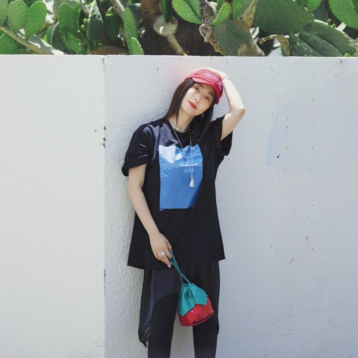 ランジェリードレスを重ねれば、Tシャツコーデがこなれて見える。Tシャツ1万4300円（ジェーン スミス／ジョン メイソン スミス ジェーン スミス ストア） 重ねたレースワンピ1万3970円（Sea Room lynn／シールームリン神宮前店） カプリパンツ1万8700円（イエナ／メゾン イエナ自由ヶ丘店） ショートネックレス2万2000円、ピアス2万4200円（ともにマリア ブラック表参道店） リング9万6800円（ザ レタリング／エスケーパーズ アナザーワールド） ロングペンダント14万8500円、バングル15万40 00円（ともにガブリエラアルティガス）、キャップ1万1000円（スポーティアンドリッチ／すべてアパルトモン 青山店） バッグ7万5900円（へリュー／ショールーム セッション）