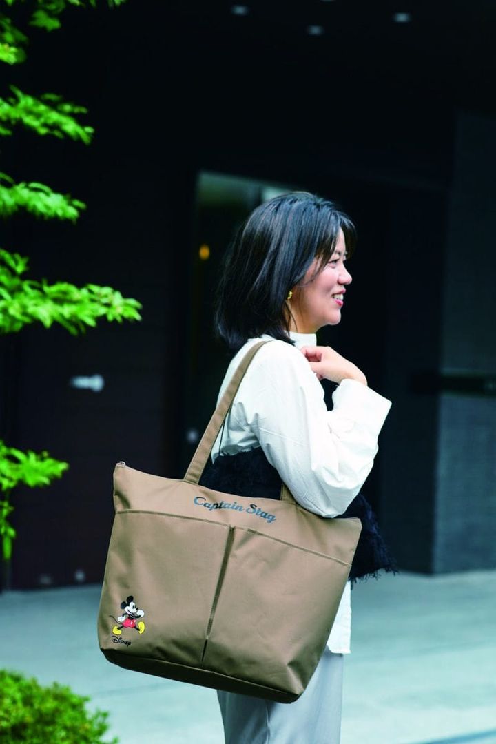 肩掛けもできるストラップの長さ。GLOW10月号通常号付録。キャプテンスタッグ×ミッキートート