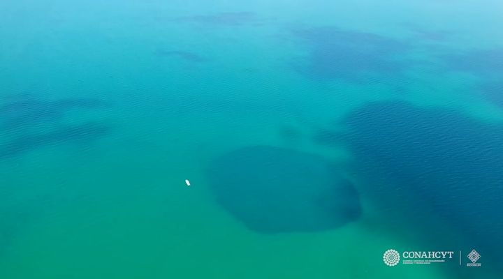 空撮された「タアム・ジャ・ブルーホール」の全体像。横にポツンと見えるの白い点は調査用の船