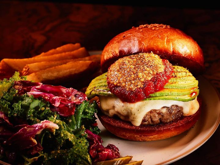 神泉『Chillmatic - Hamburger&Bistro』の「アボカドモッツァレラチーズバーガー」