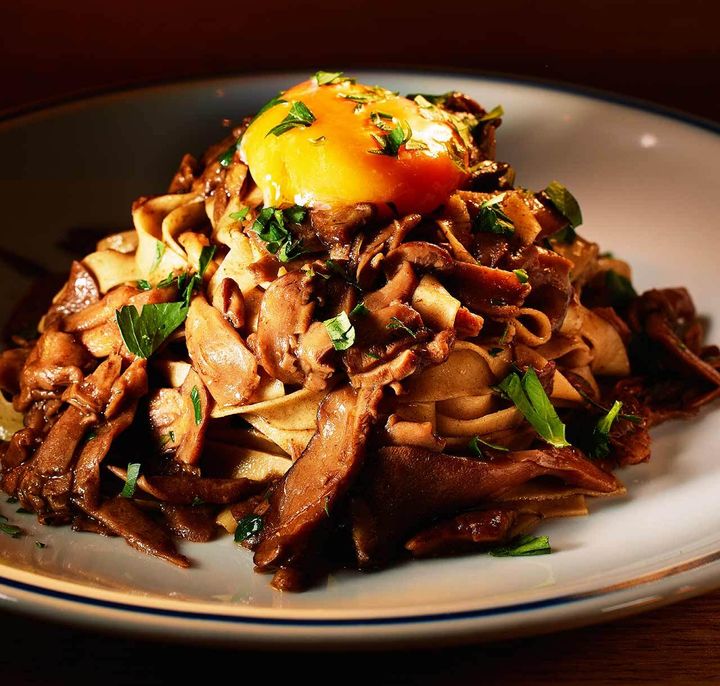 外苑前『gnudi』の「きのこと黒にんにくのソース 自家製タリアテッレ」