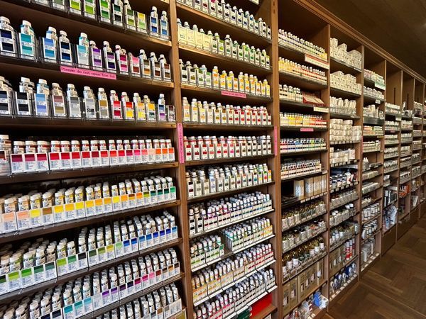 山本文房堂-壁一面の色材