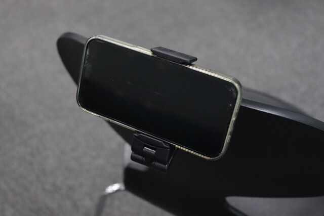 どこでも挟めるトラベルスマホホルダー 安定