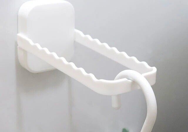 ダイソーの壁掛けハンガー用フックは粘着シートで簡単設置