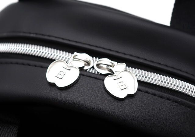 ダブルファスナーとリンゴモチーフ