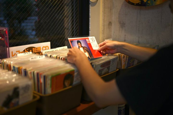 レコードコンビニでは、1枚100円からレコードが購入可能