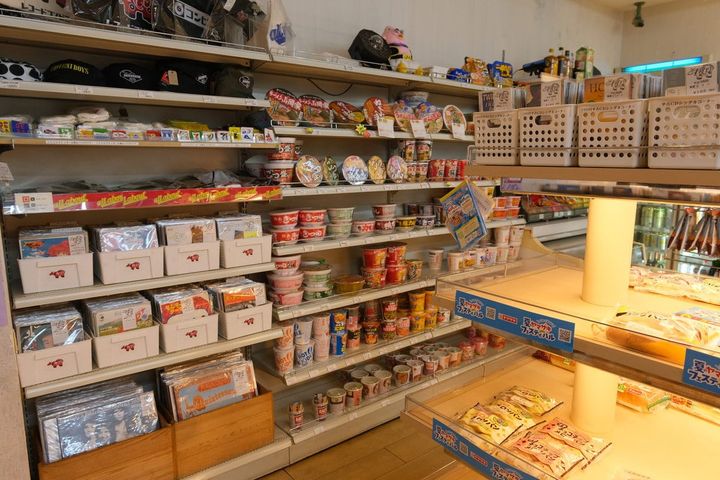 ヤマザキショップ上総屋はまたの名を「レコードコンビニ」という。店内にはレコードを陳列する棚が。