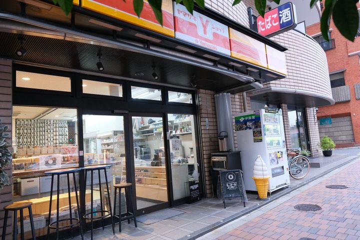 一見すると普通のコンビニ「ヤマザキショップ」だが…