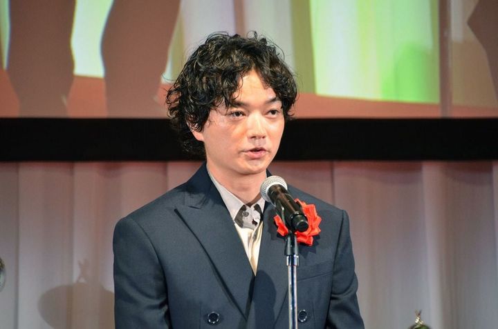 第41回「ATP賞」の特別賞を「NHK 放送100年プロジェクト」が受賞し、代表してあいさつをする大河ドラマ「べらぼう～蔦重栄華乃夢噺～」で喜多川歌麿役を務めた俳優の染谷将太さん＝2025年7月24日、東京都港区