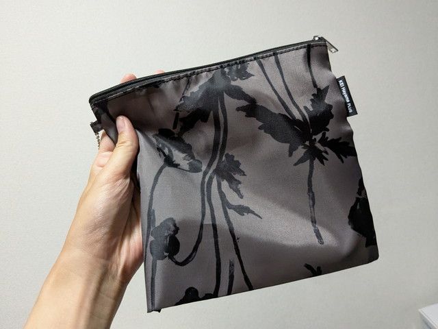 ポーチ単体を持っている写真