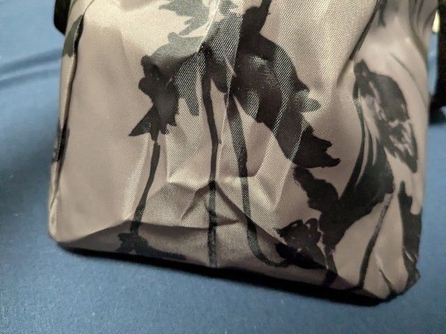 マチの広さがわかるバッグ底面の写真