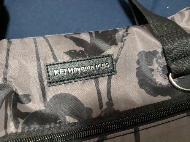 KEI Hayama PLUSのブランドロゴタグ