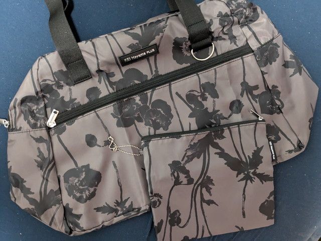 バッグとポーチの広げた状態の全体写真