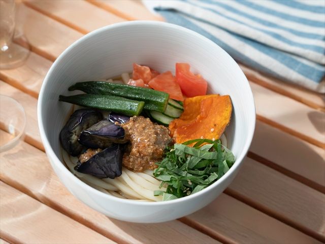 成城石井自家製 夏野菜と鶏そぼろの旨味噌冷やしうどん