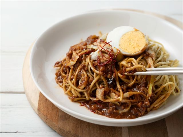 成城石井自家製 甘辛肉味噌の冷やしジャージャー麺(自家製麺使用) 