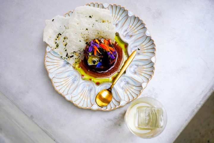 大西洋でとれたクロマグロの赤身のタルタル（26ドル）。キャビアとトリュフ、しょうゆとオリーブオイルのソースで。