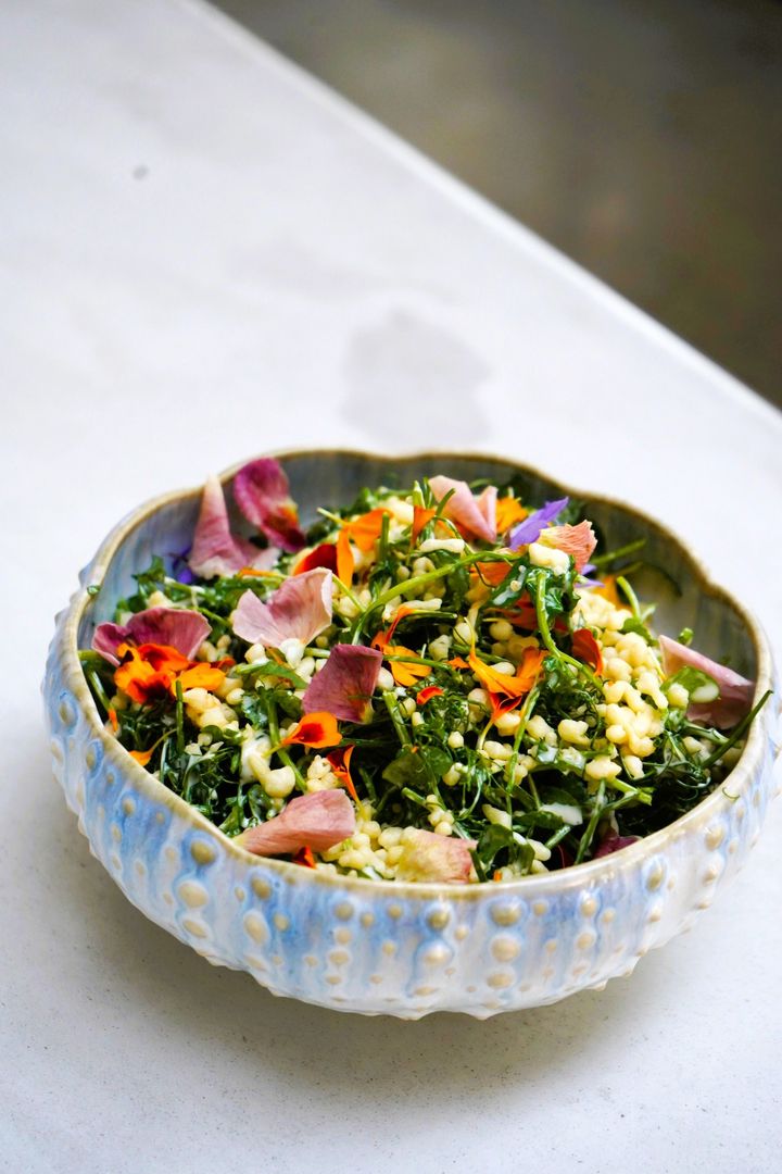 「ワサビサラダ」14ドル。豆のつるはおかひじきにも似たシャキシャキした食感で、揚げ玉とのコントラストが楽しい。