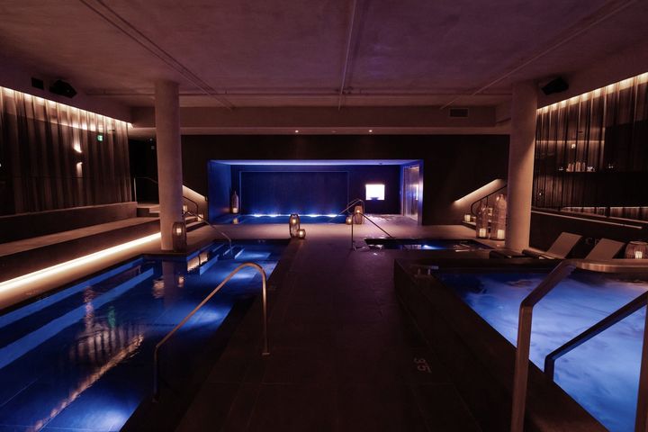 地下のスパ＆温泉エリア「サンクチュアリ」。正面にあるのが「ミネラルプール」。静かな滝のような温水が壁を伝って天井から落ちてくるので、壁に背筋を伸ばして座るとリラックスできる。