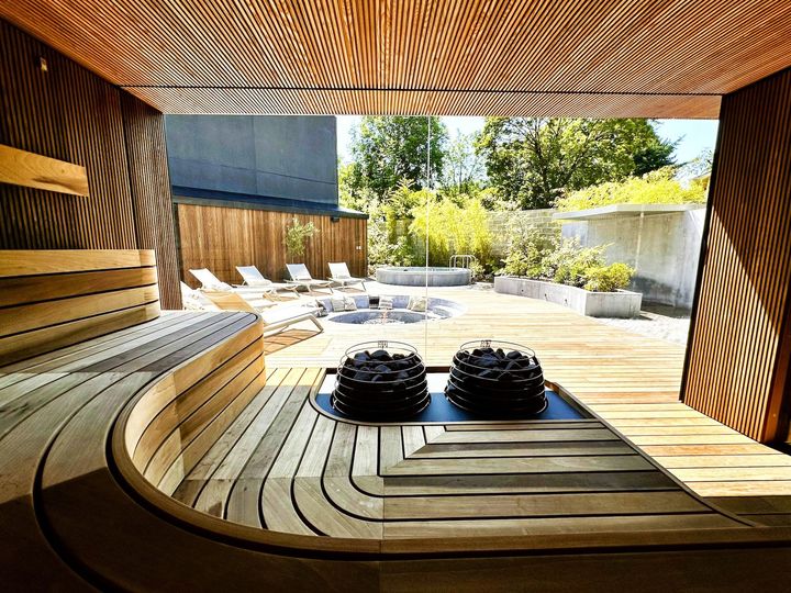 ７月にオープンしたばかりの「シークレットガーデン」のサウナ。住宅街が隣接しているせいか静かでのどかな雰囲気。スムージーやサラダなどウェルネスを意識したメニューが充実した朝食＆ブランチカフェが併設。