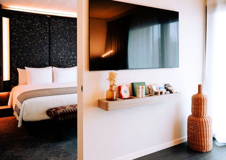 「Studio Room」タイプのゲストルーム。ベッドの壁のレザーのように見えるヘッドボードもコルク製。