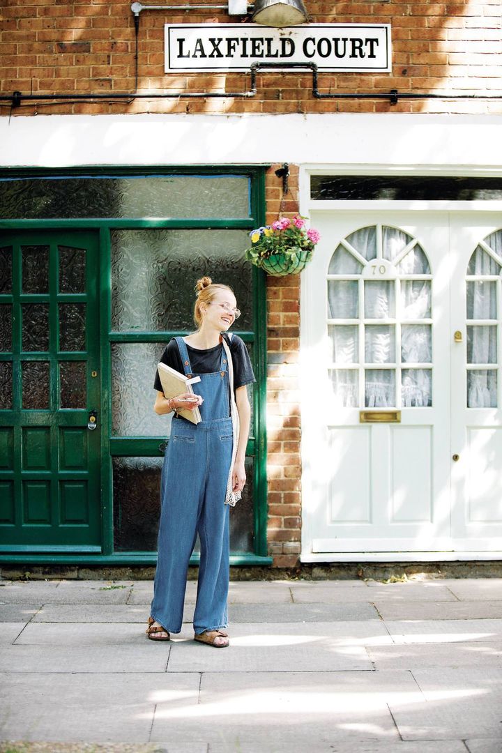 シンプルでかわいい！ヘアスタイルもマネしたい真夏のオーバーオールコーデ