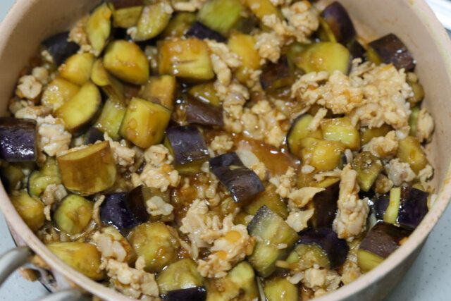 合わせた調味料を加え、弱火にして味がなじむように少し煮る。