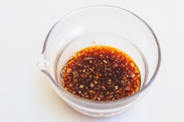 長ねぎ、しょうが、にんにく、しょうゆ、砂糖、水を混ぜ合わせておく。