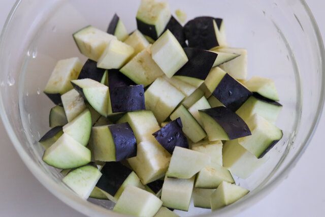 なすは1cm角に切る。