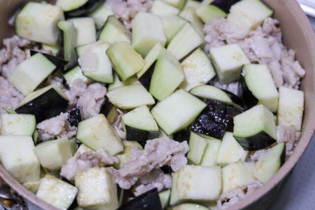 肉の脂が出てきたら、なすを加えて炒める。