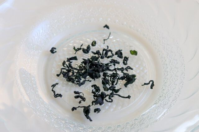 器に乾燥わかめを広げる。