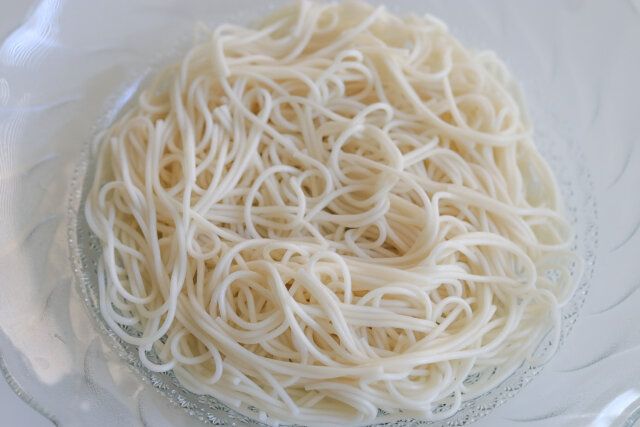 乾燥わかめの上にそうめんをのせ、水気を吸わせる。