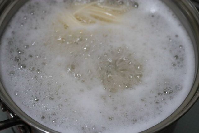 そうめんを袋の表示時間通りにゆでる。