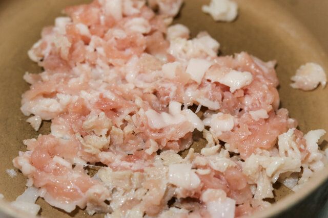 フライパンにごま油を熱し、ミンチにした豚肉を炒める。