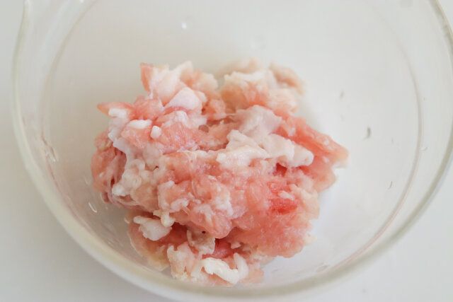 豚バラ肉（薄切り）は包丁で叩いてミンチ状にする。